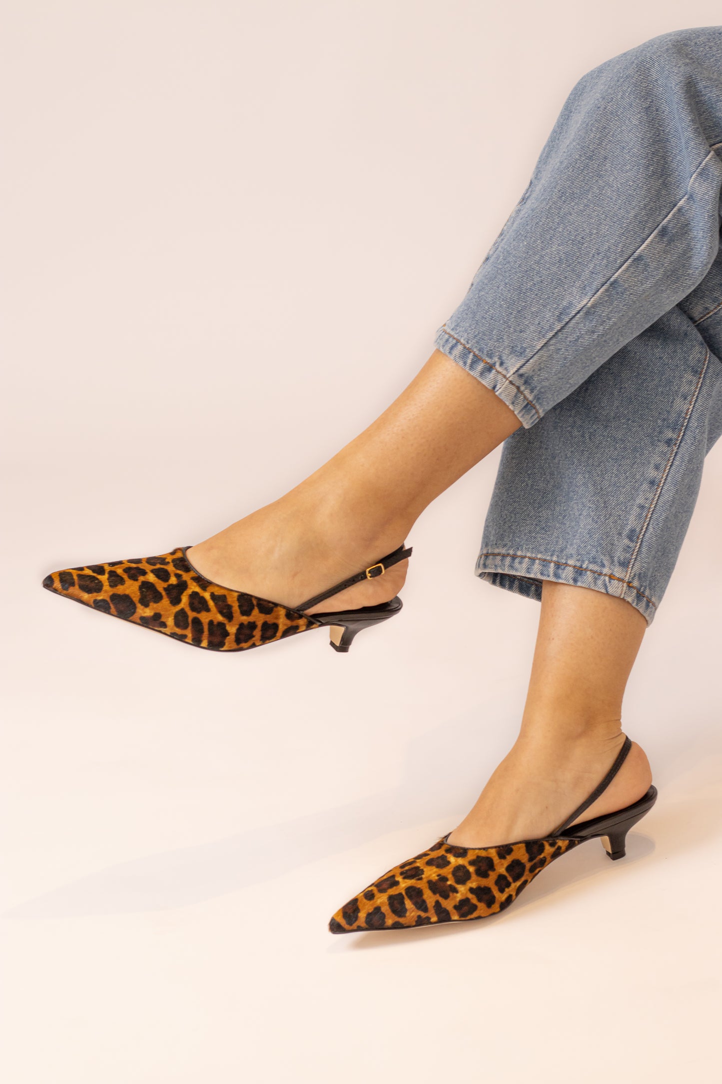 slingback couro animal print salto fino