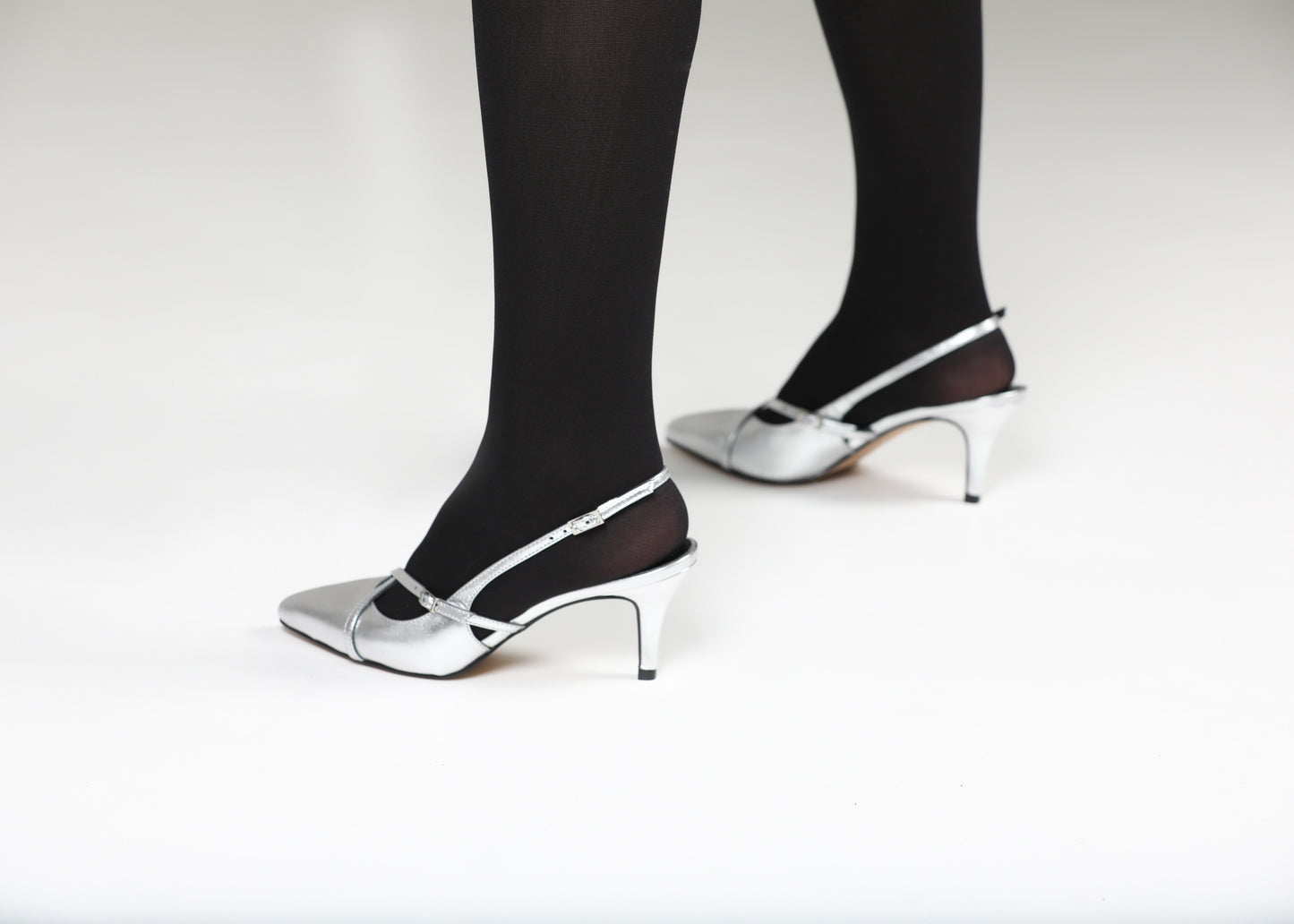 scarpin slingback verniz prata