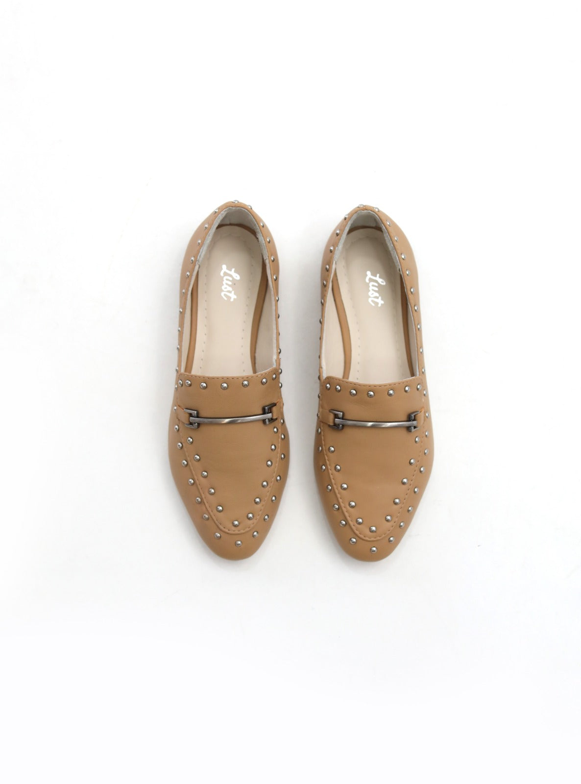mocassim tachas couro nude