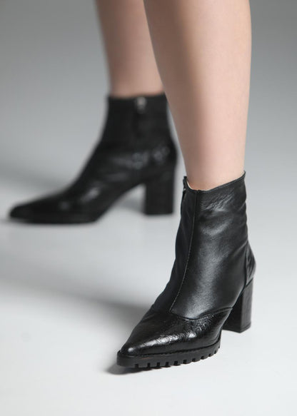 Bota Esther couro preto tratorada
