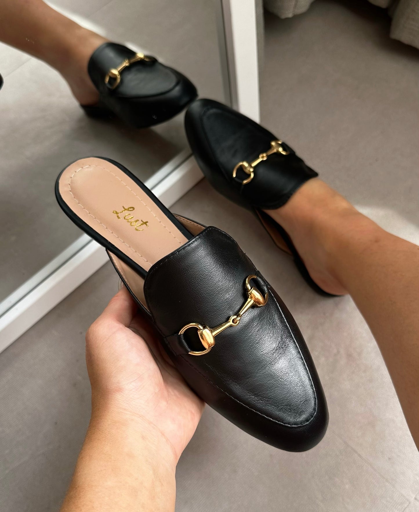 mule sarah couro preto